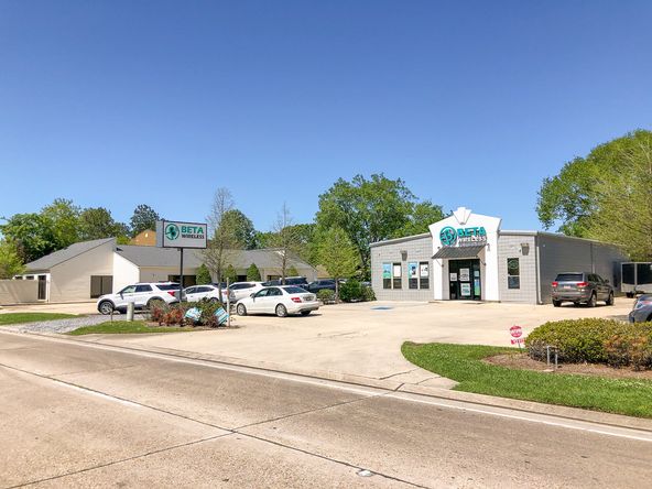 Versatile Space on Busy Coursey Blvd: 12055 Coursey Blvd, Baton Rouge, LA 70816